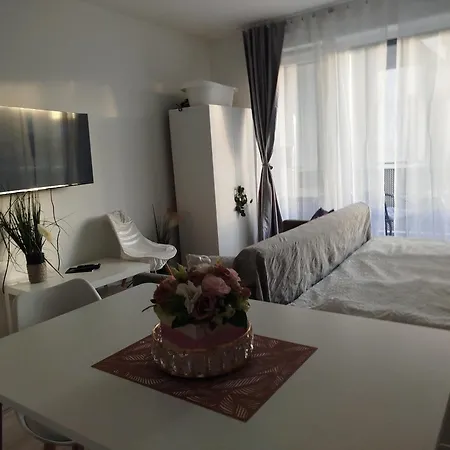Duna Apartment, Garage, 2room, Smarttv,dishwasher,ac